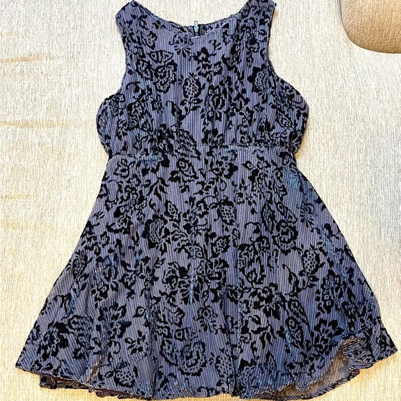 Free People, Size 6, Grey dress with Velvet black flowers - Picture 1 of 4